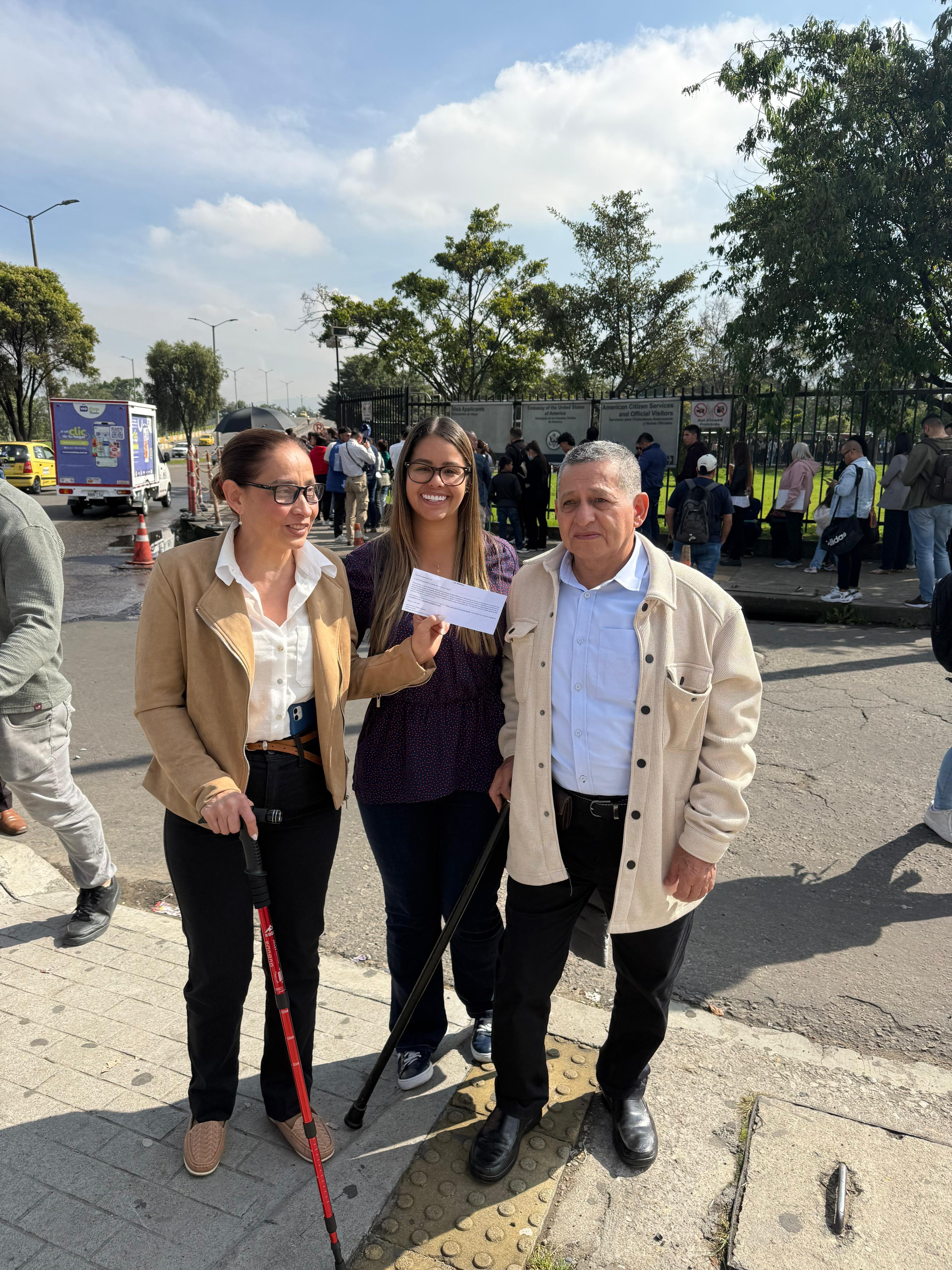 Familia en la Embajada de EE.UU.
