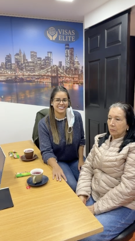 Catalina con cliente en oficina Visas Elite